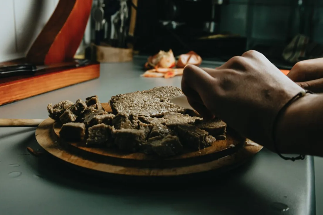 Preparo de carne na tábua